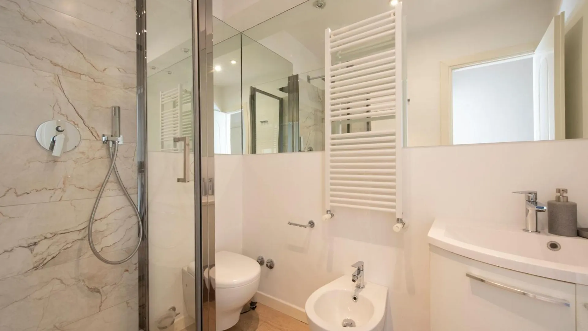 Lucrezio Caro Luxury Apartment Rome