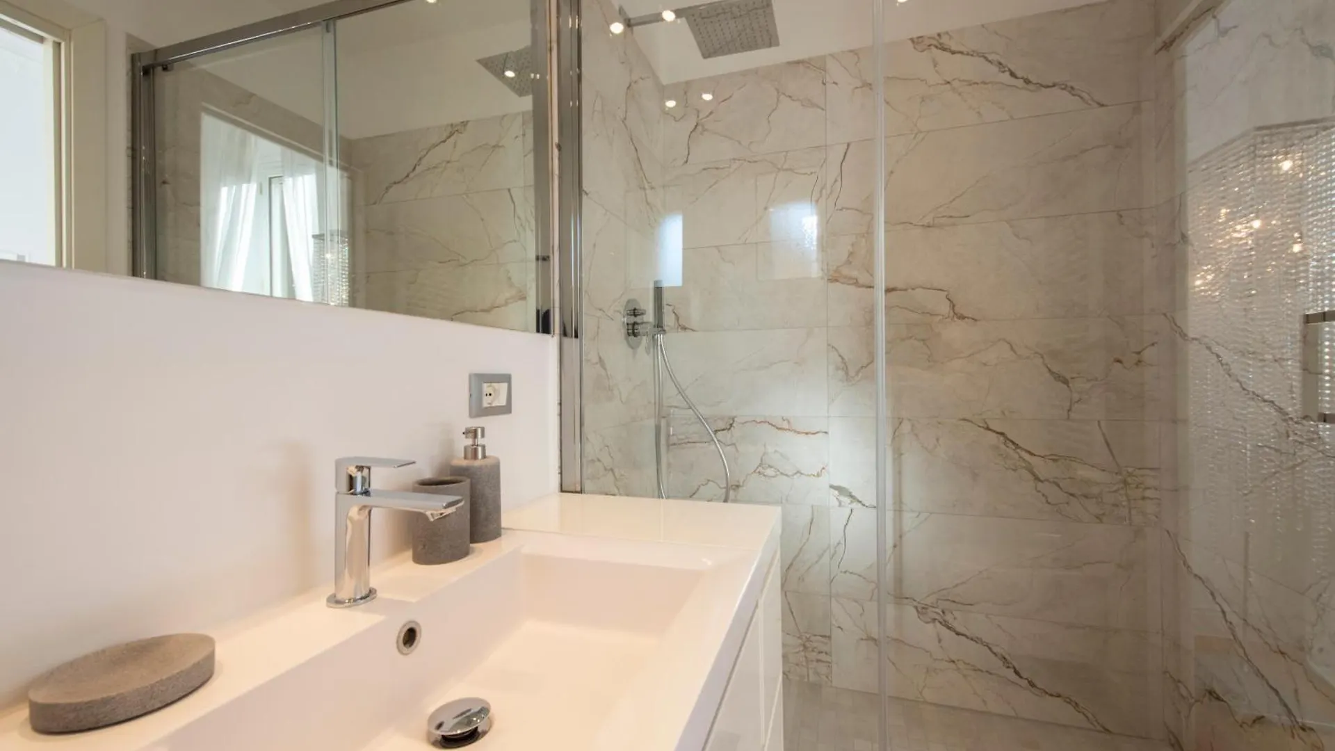 Lucrezio Caro Luxury Apartment Rom